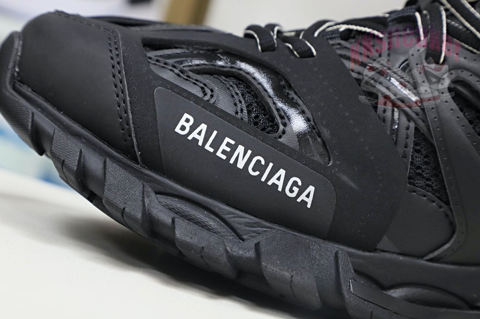 Balenciaga is available in all sizes. You cannot place an order on the website. You can contact customer service to purchase.BLGA