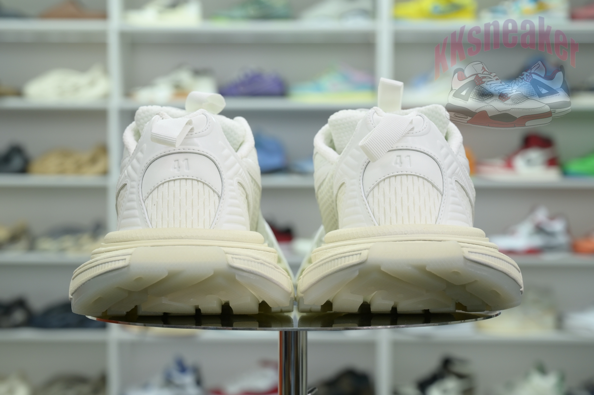 Balenciaga is available in all sizes. You cannot place an order on the