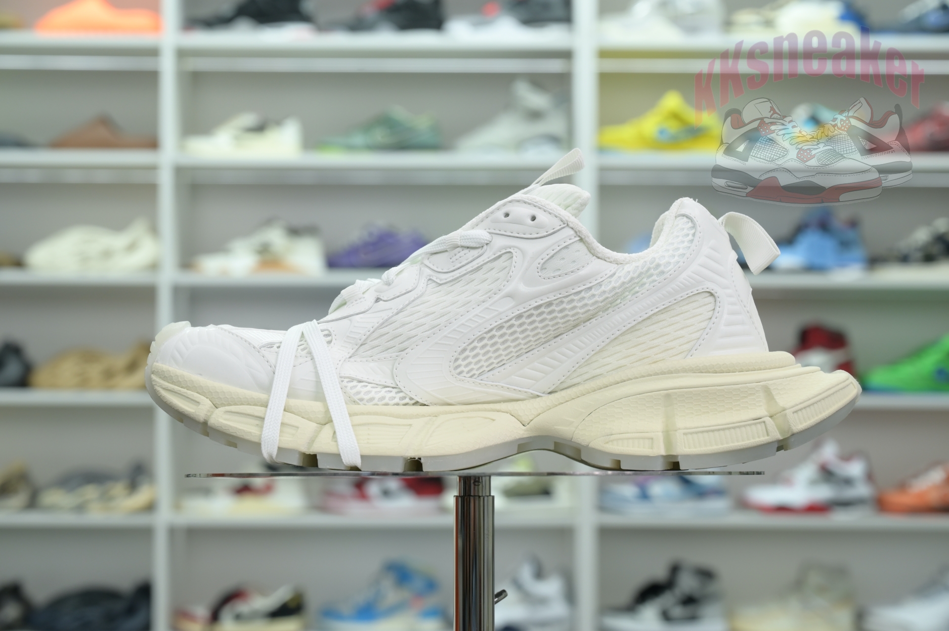 Balenciaga is available in all sizes. You cannot place an order on the