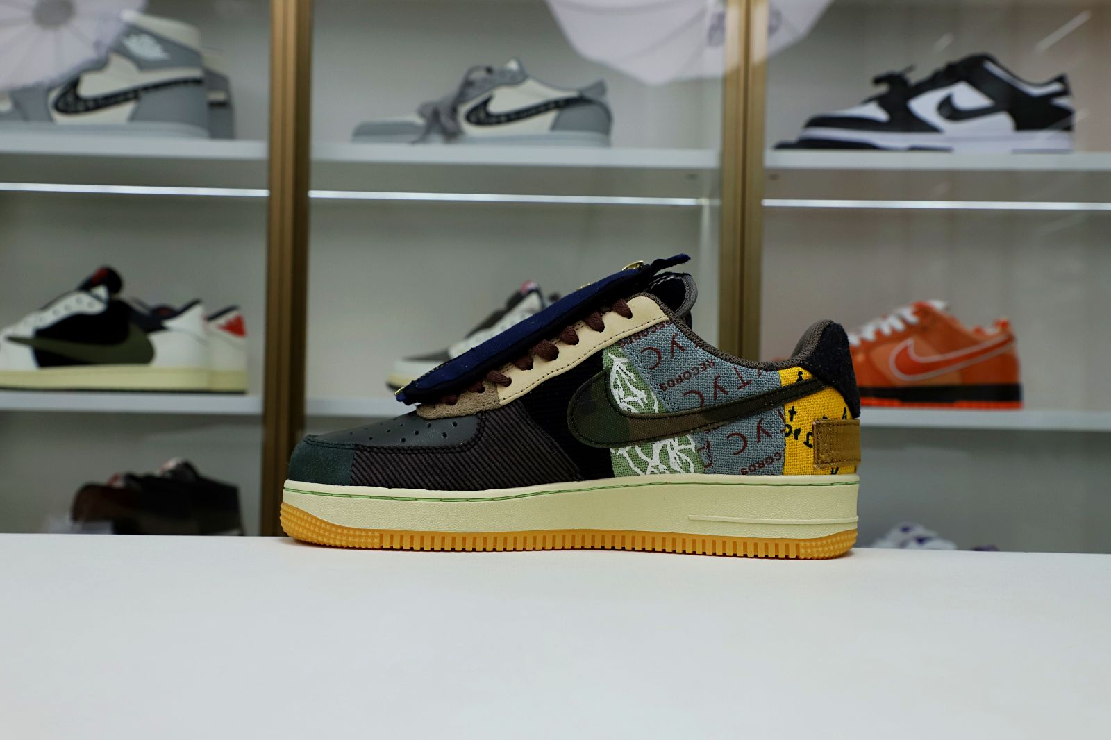 TRAVIS SCOTT X AIR FORCE 1 LOW 