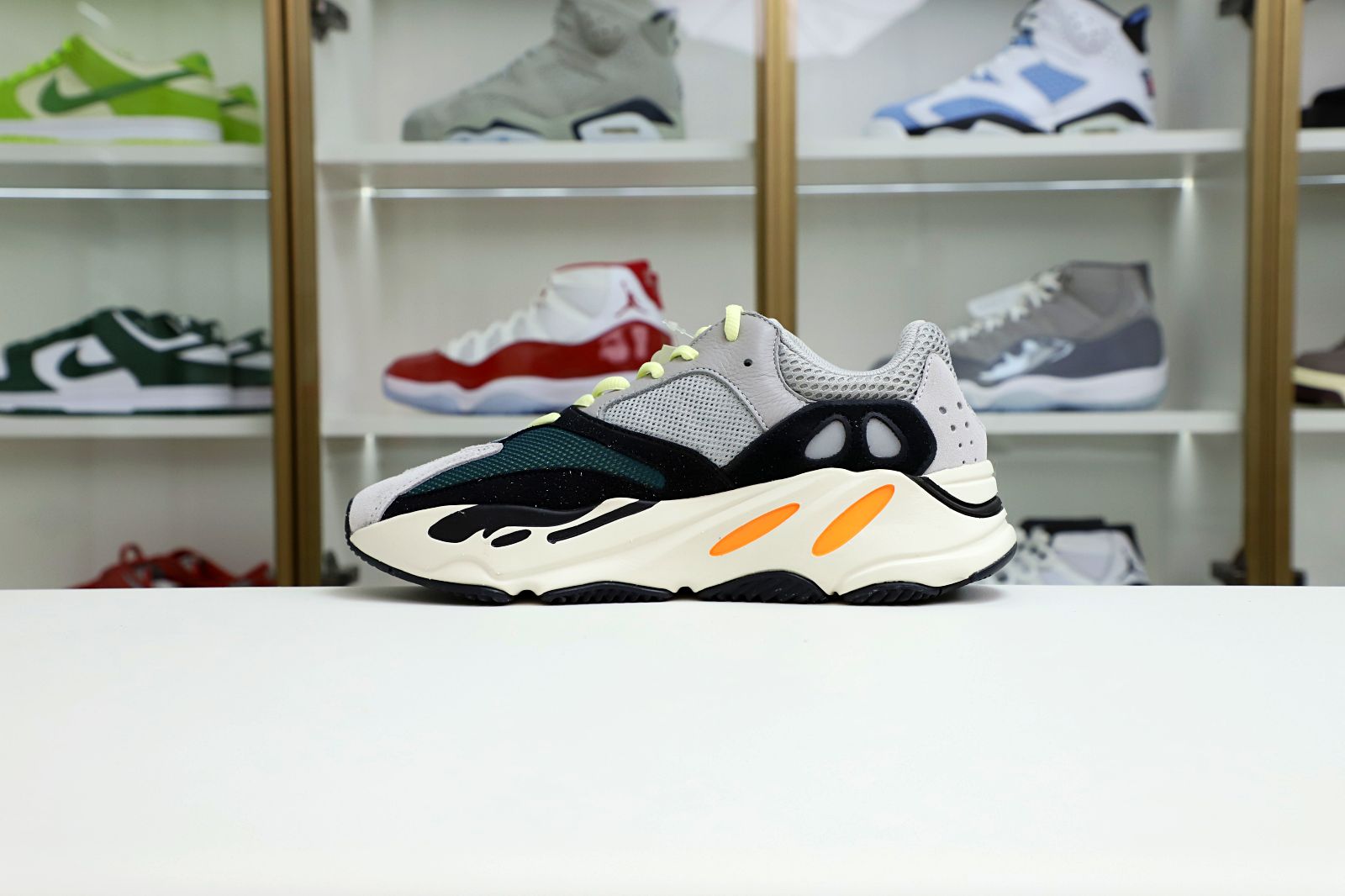 YEEZY BOOST 700 