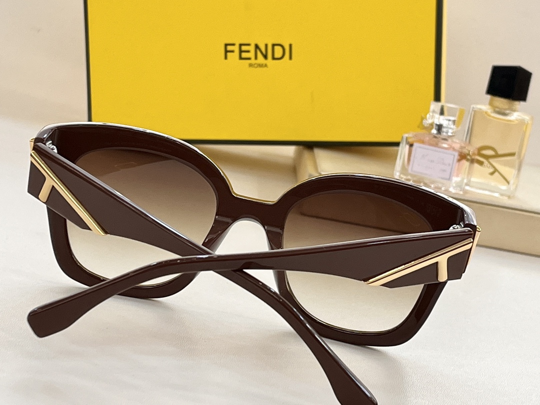 Brand New FENDI Sunglasses FE 40098I 01W Black/Gradient GrayFor