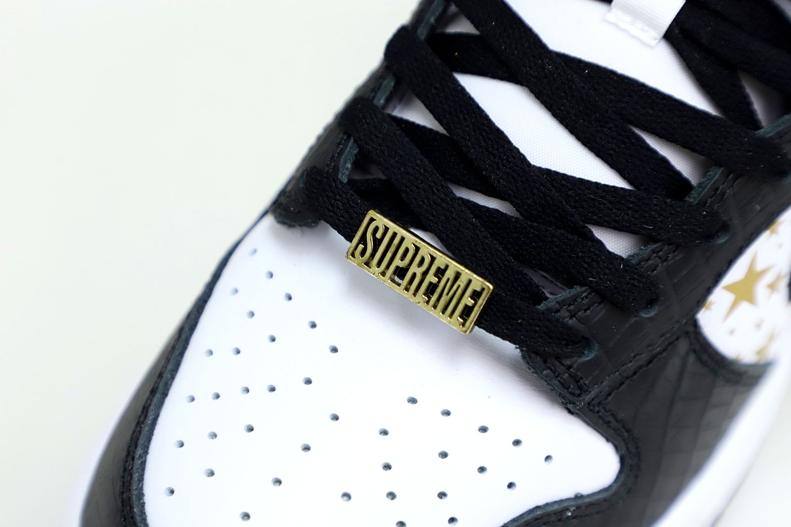 Supreme x Nike SB Dunk Low "Black Stars