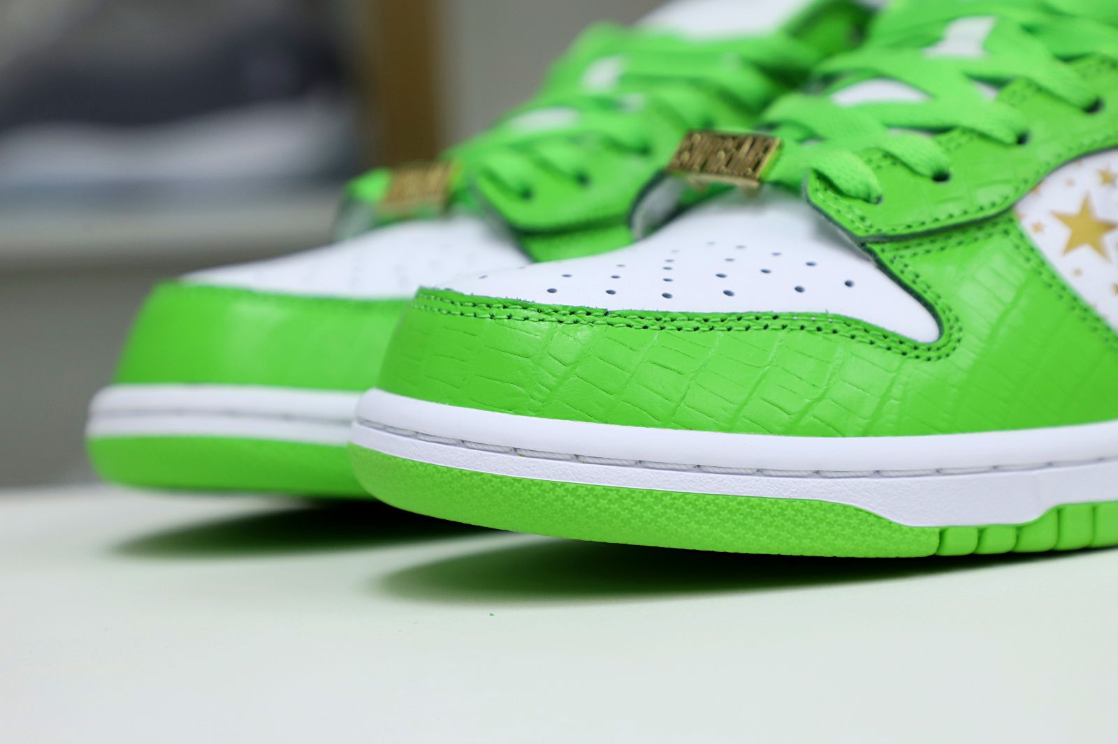 Supreme x Nike SB Dunk Low "Mean Green"