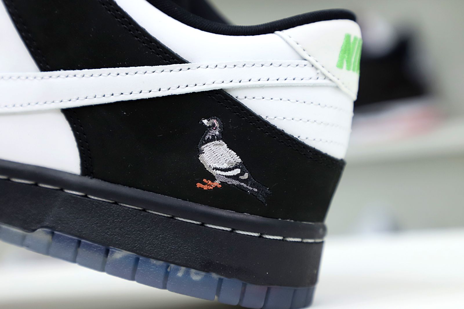 NIKE SB DUNK LOW STAPLE PANDA PIGEON (REGULAR BOX)