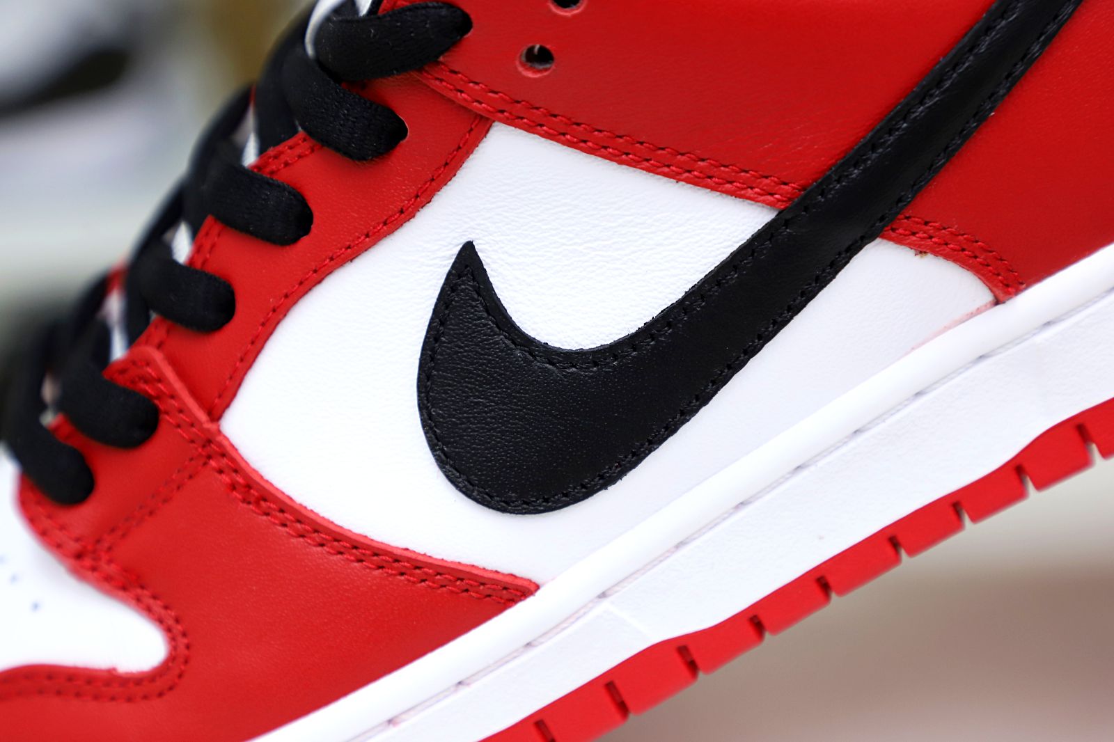 NIKE SB DUNK LOW “CHICAGO”