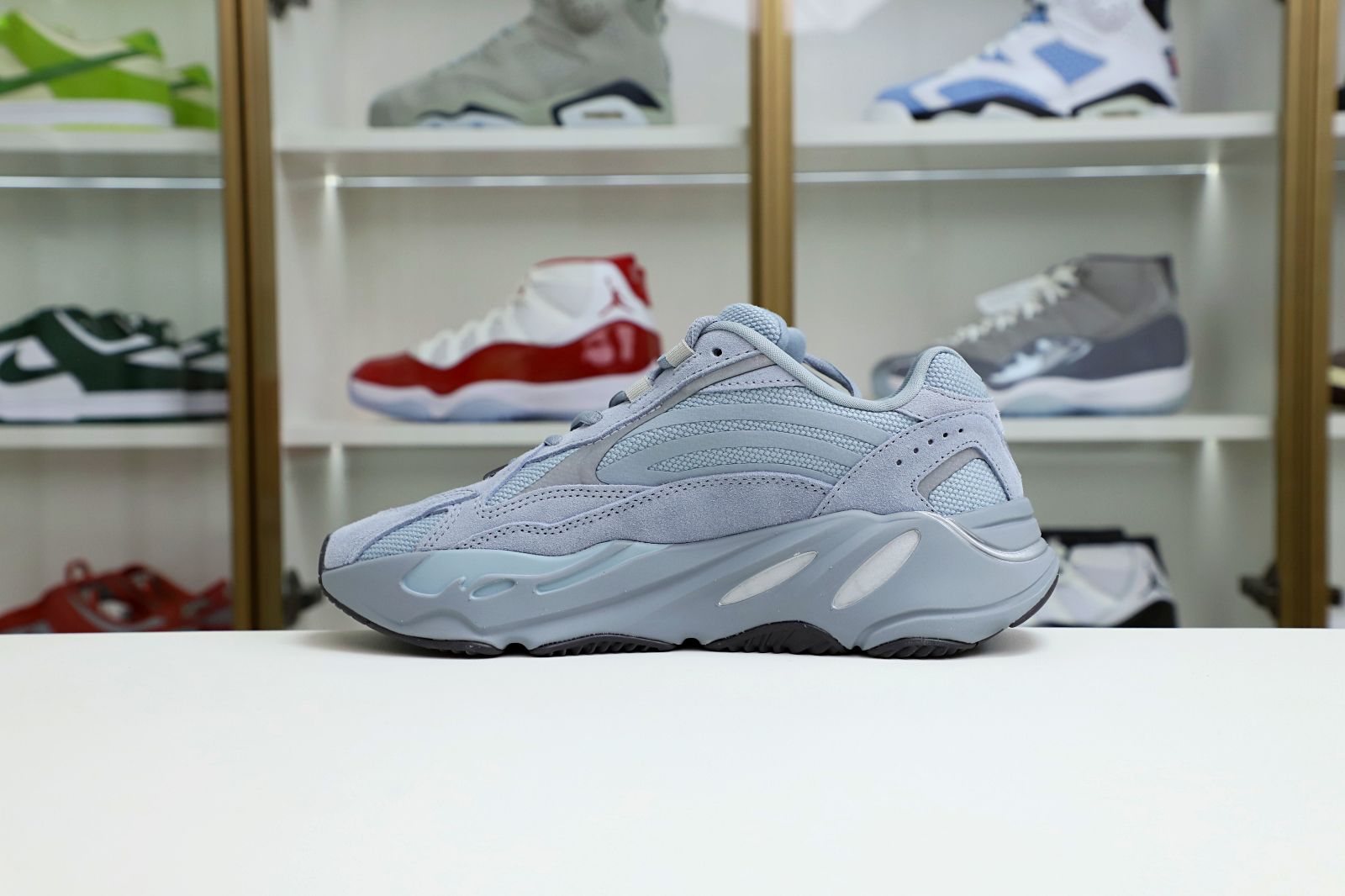 Yeezy boost 700 v2 hospita blue