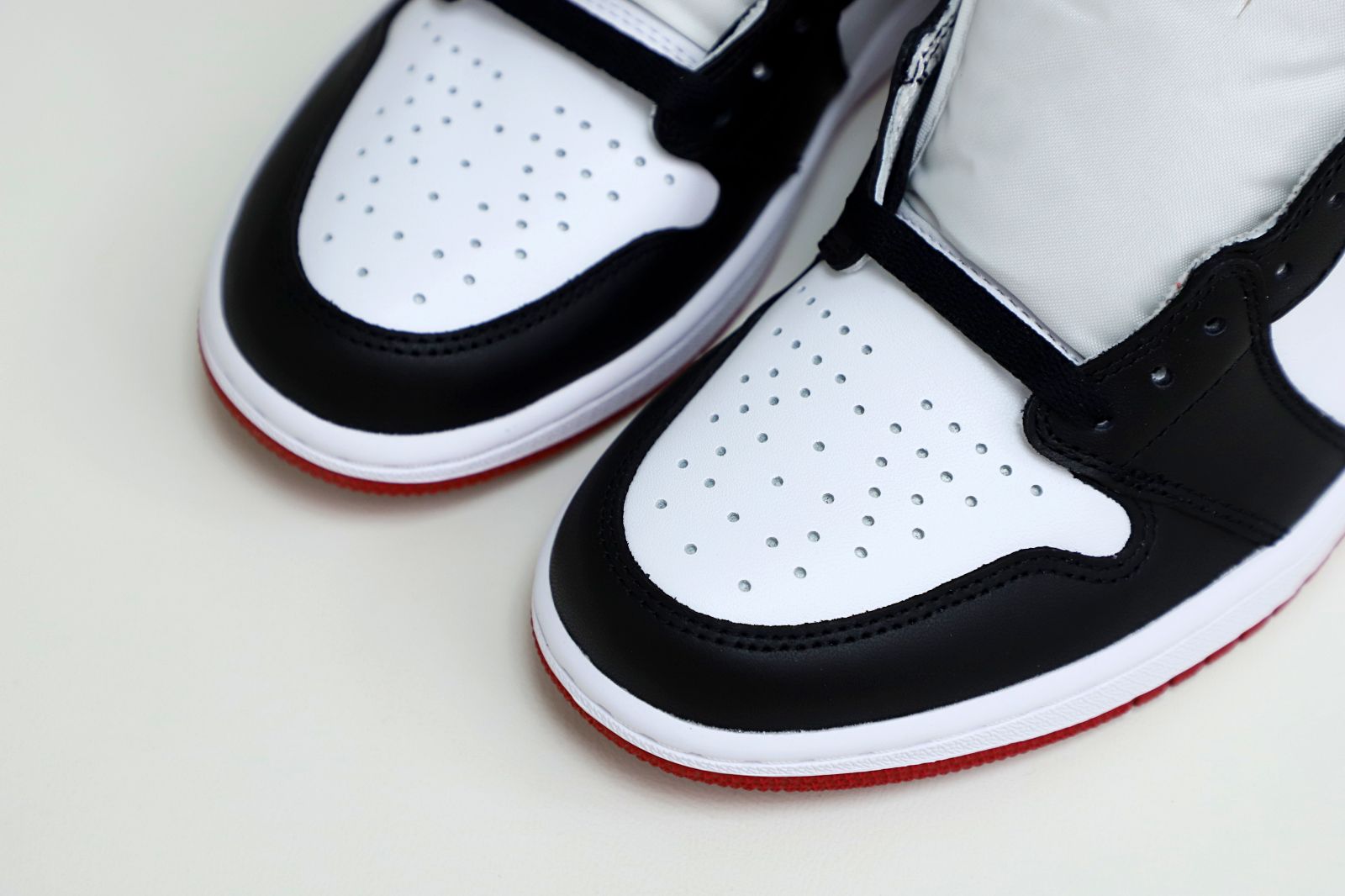 Air Jordan 1 Retro Black Toe (2016)
