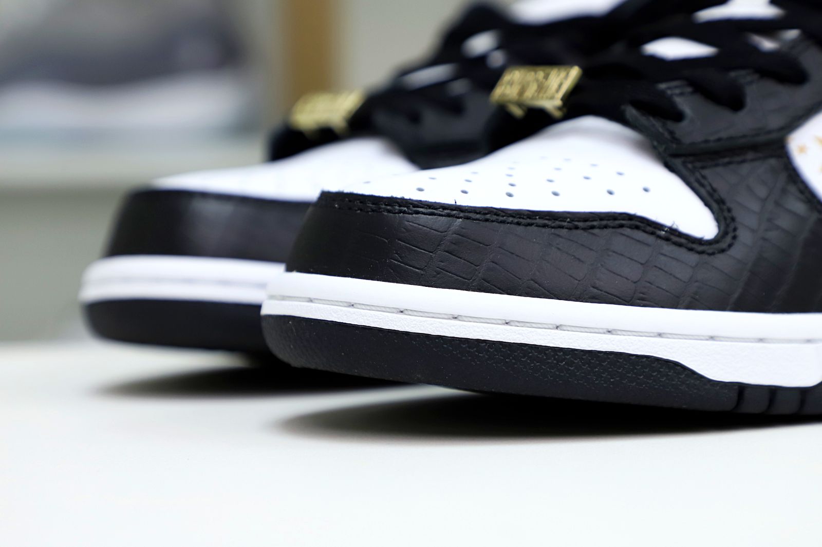 Supreme x Nike SB Dunk Low "Black Stars