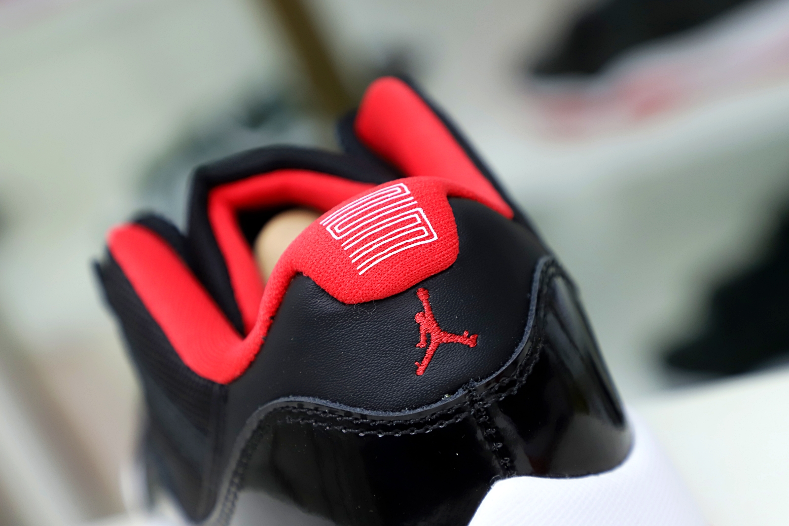 AIR JORDAN 11 RETRO BRED LOW