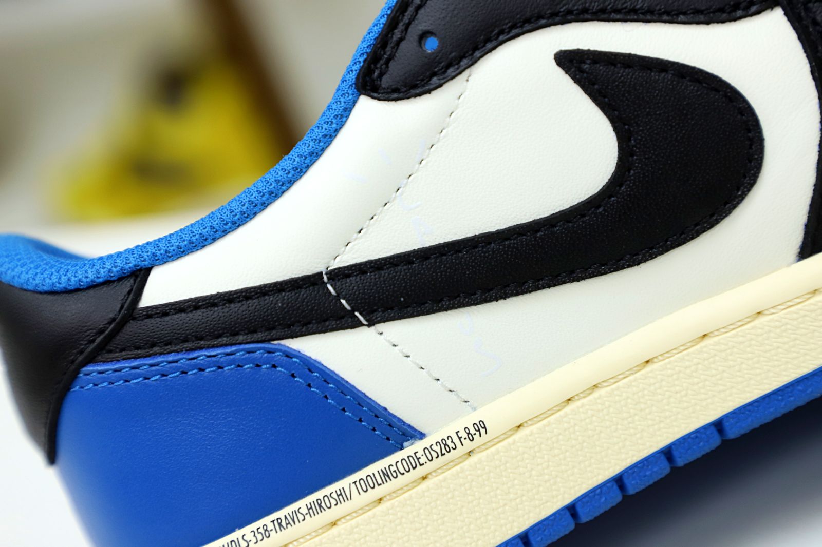 FRAGMENT DESIGN X TRAVIS SCOTT X AIR JORDAN 1 LOW