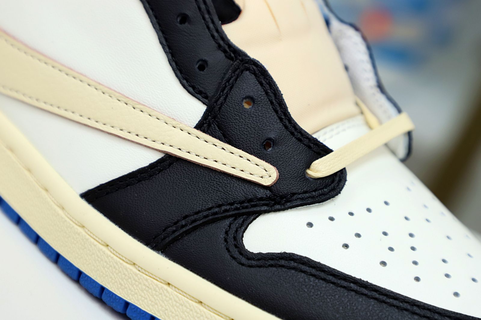 FRAGMENT DESIGN X TRAVIS SCOTT X AIR JORDAN 1 LOW