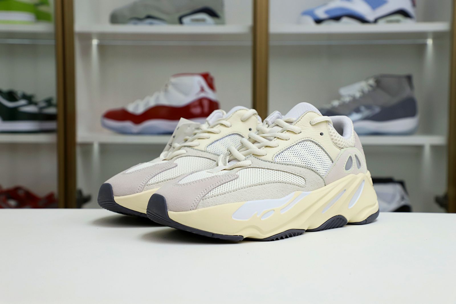 YEEZY BOOST 700 