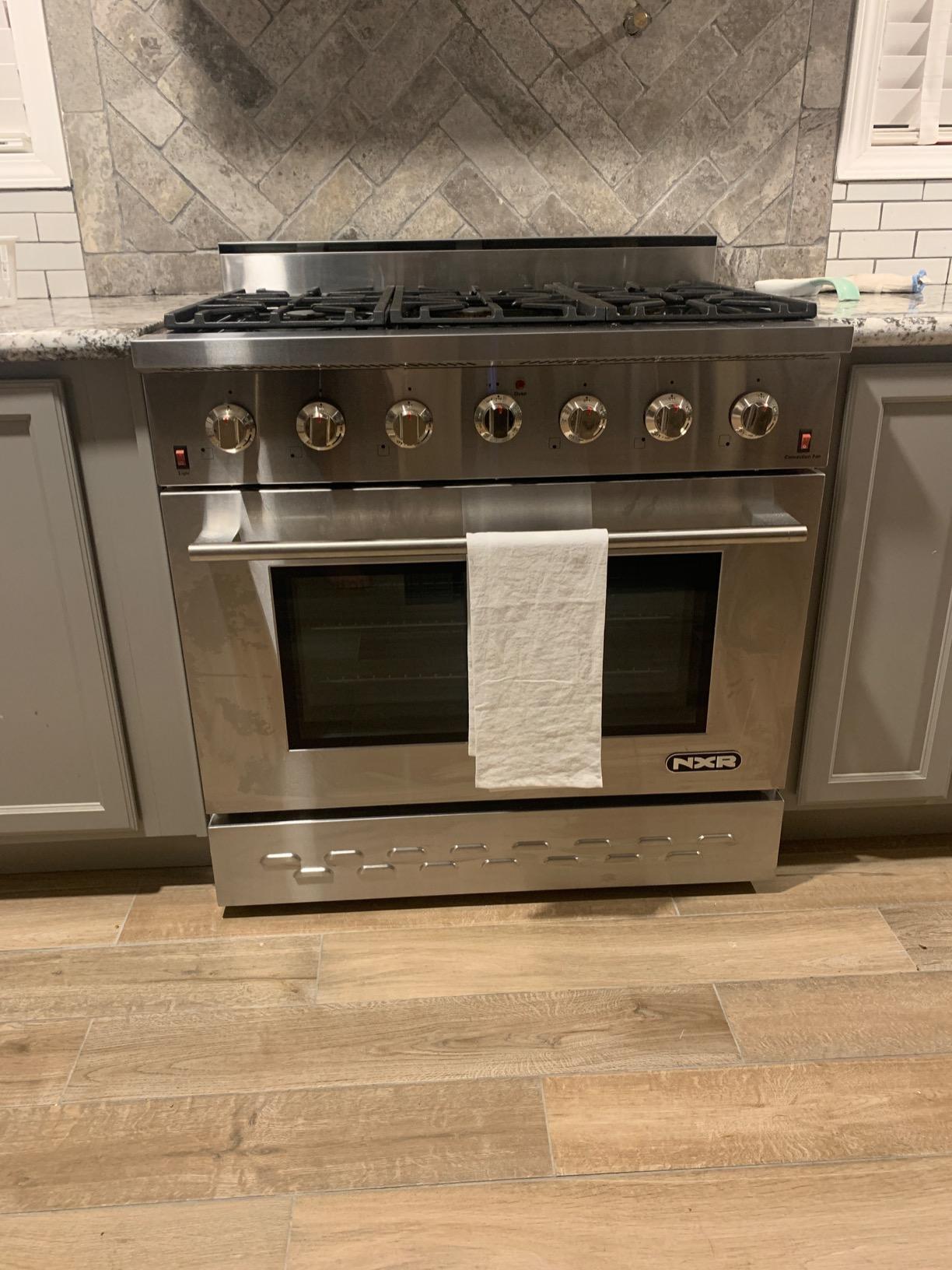 【Appliances】36" 5.5 cu.ft. ProStyle Natural Gas Range with Convection