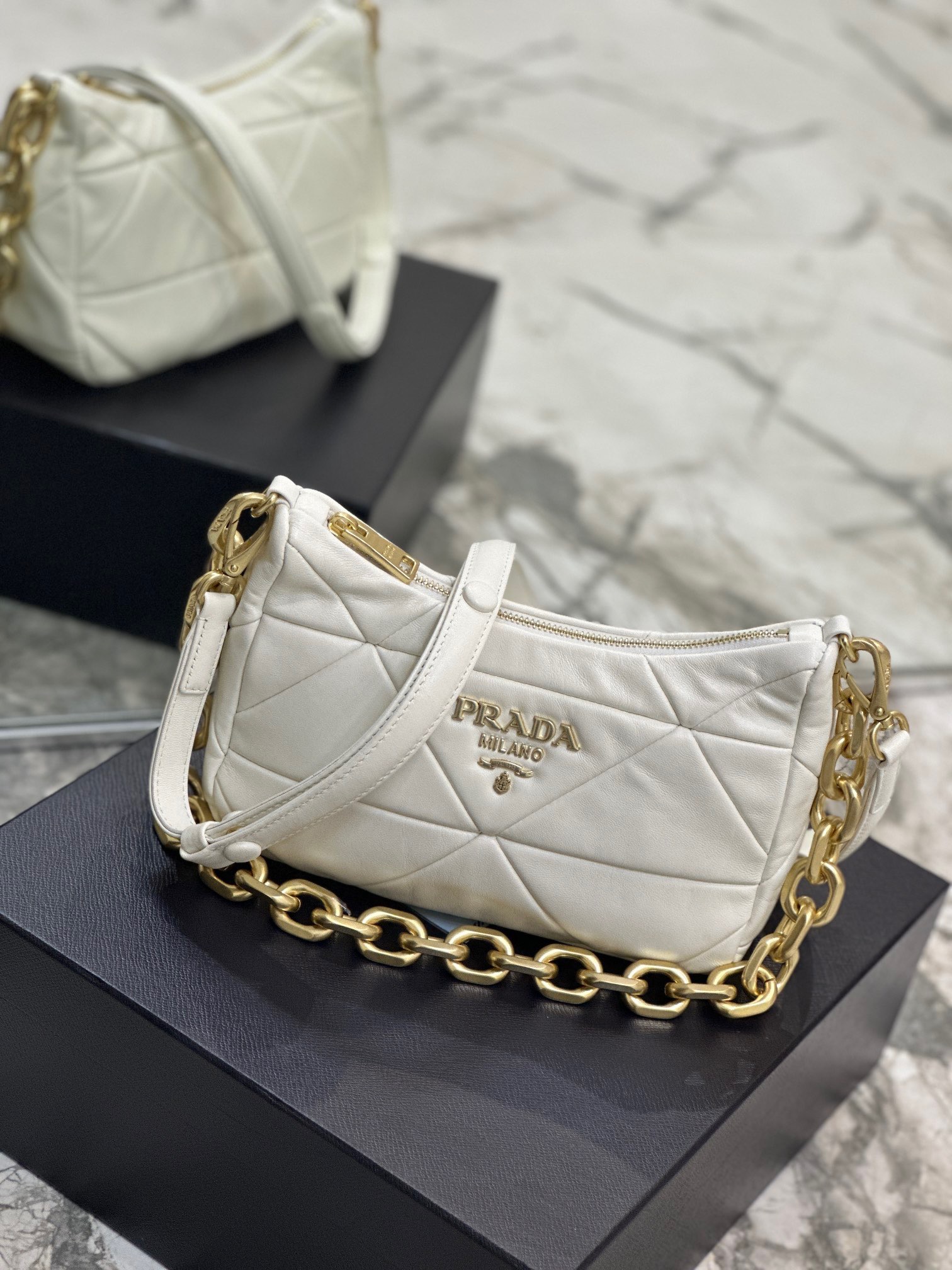 PRADA ビジネスバッグ レザー ホワイト PRADA(プラダ) ビジネスバッグ・アタッシュケース(メンズ