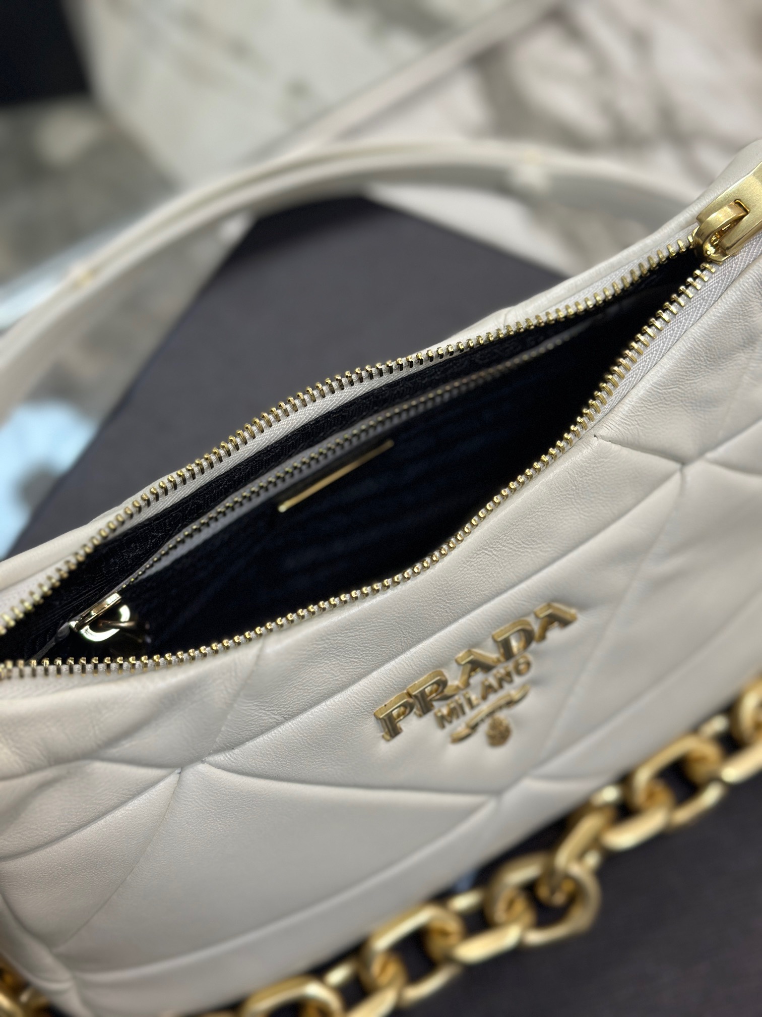 【関税&送料込】Prada White Leather Handbag ドット（水玉） スニーカー(レディース) - 海外通販のBUYMA