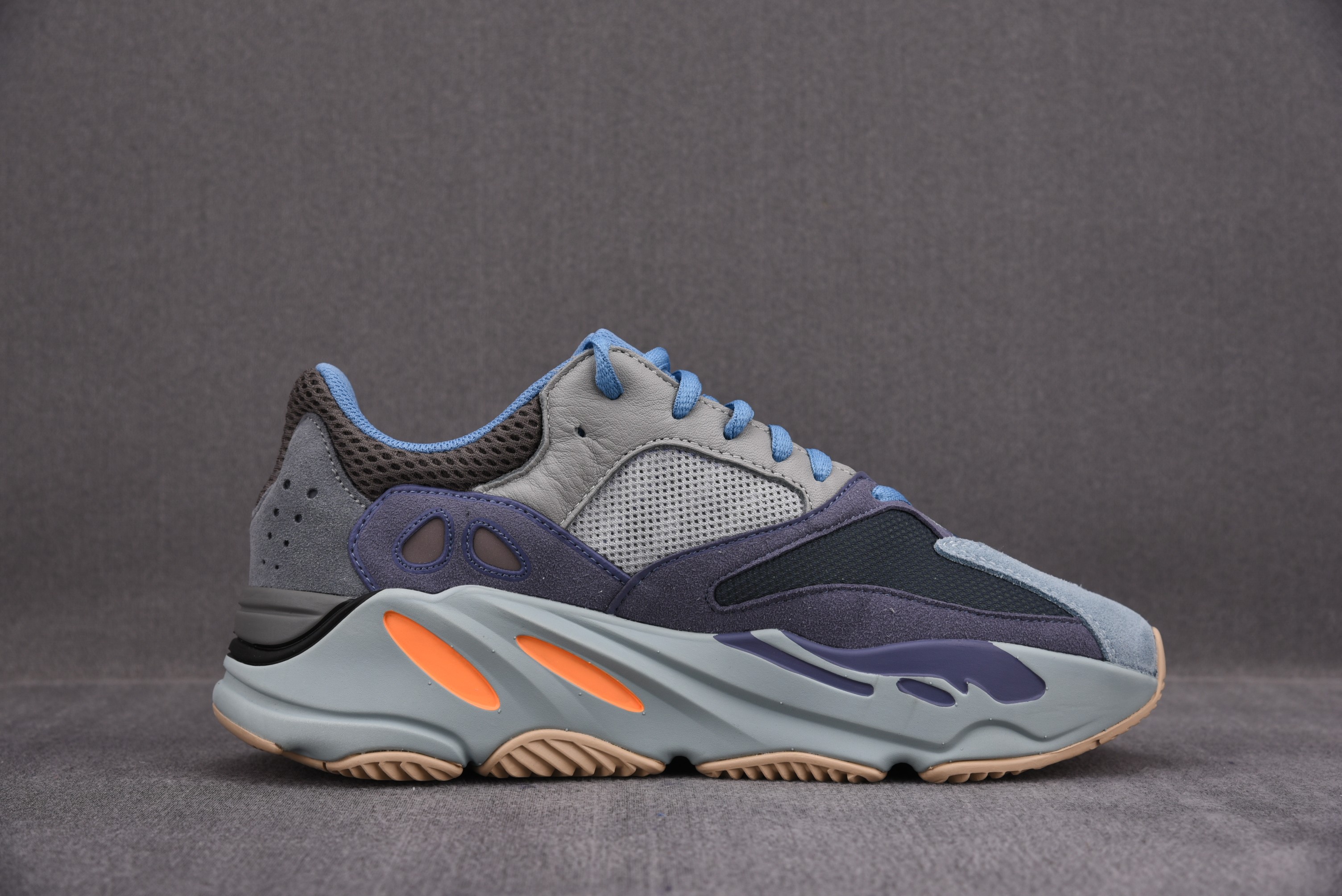 yeezy boost 700 carbon