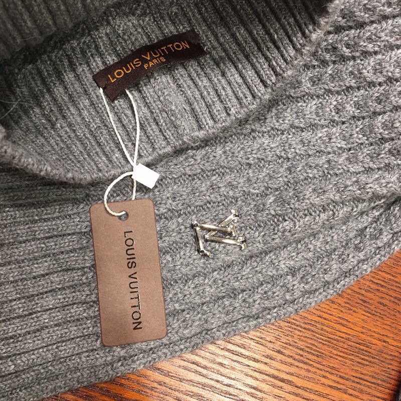 Louis Vuitton Beanie & Scarf Set In Grey