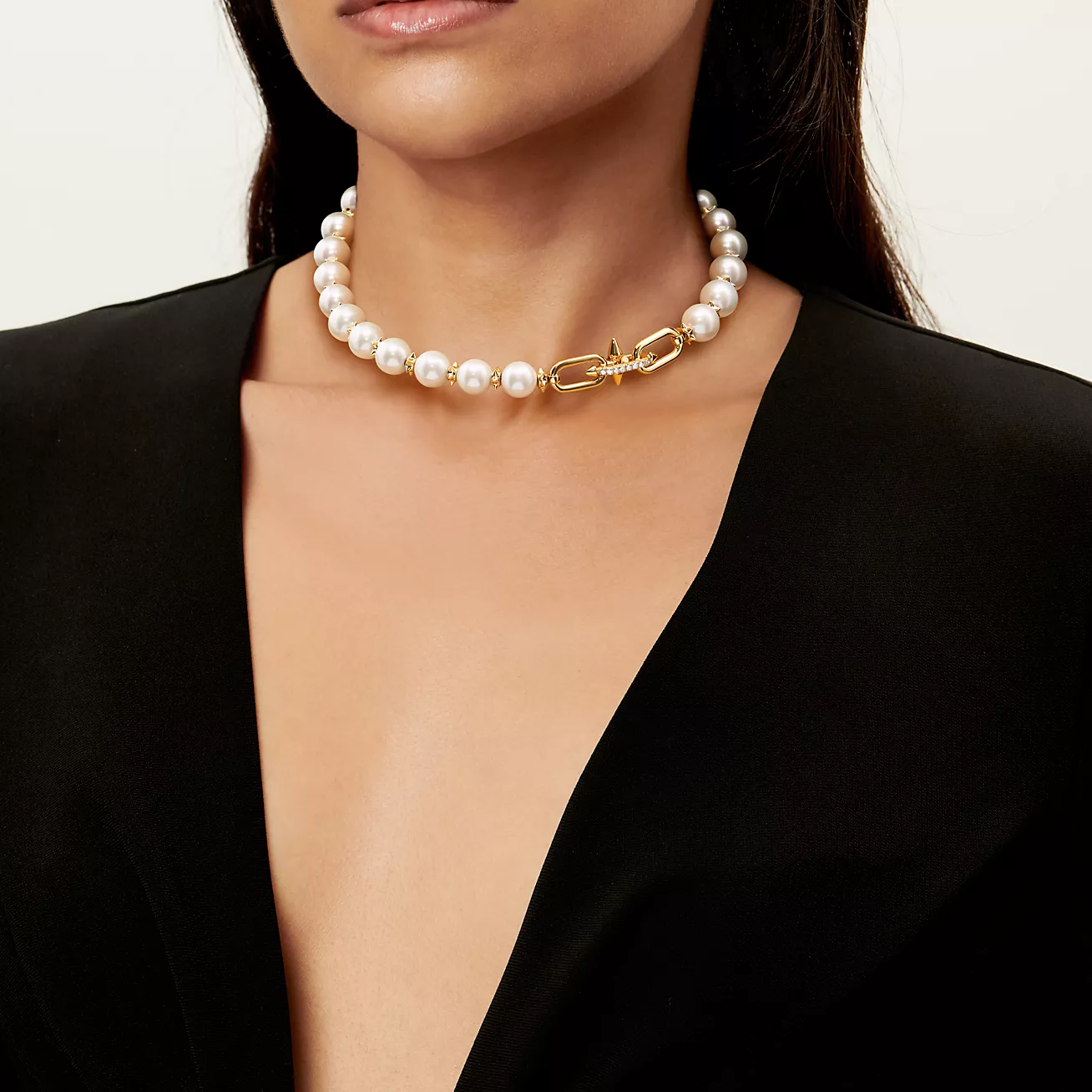 Pearl Necklace in Yellow Gold with Diamonds