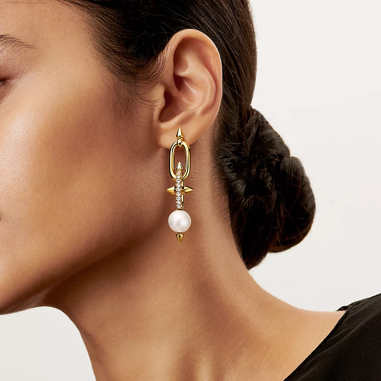 Pearl Earrings in Yellow Gold with Diamonds