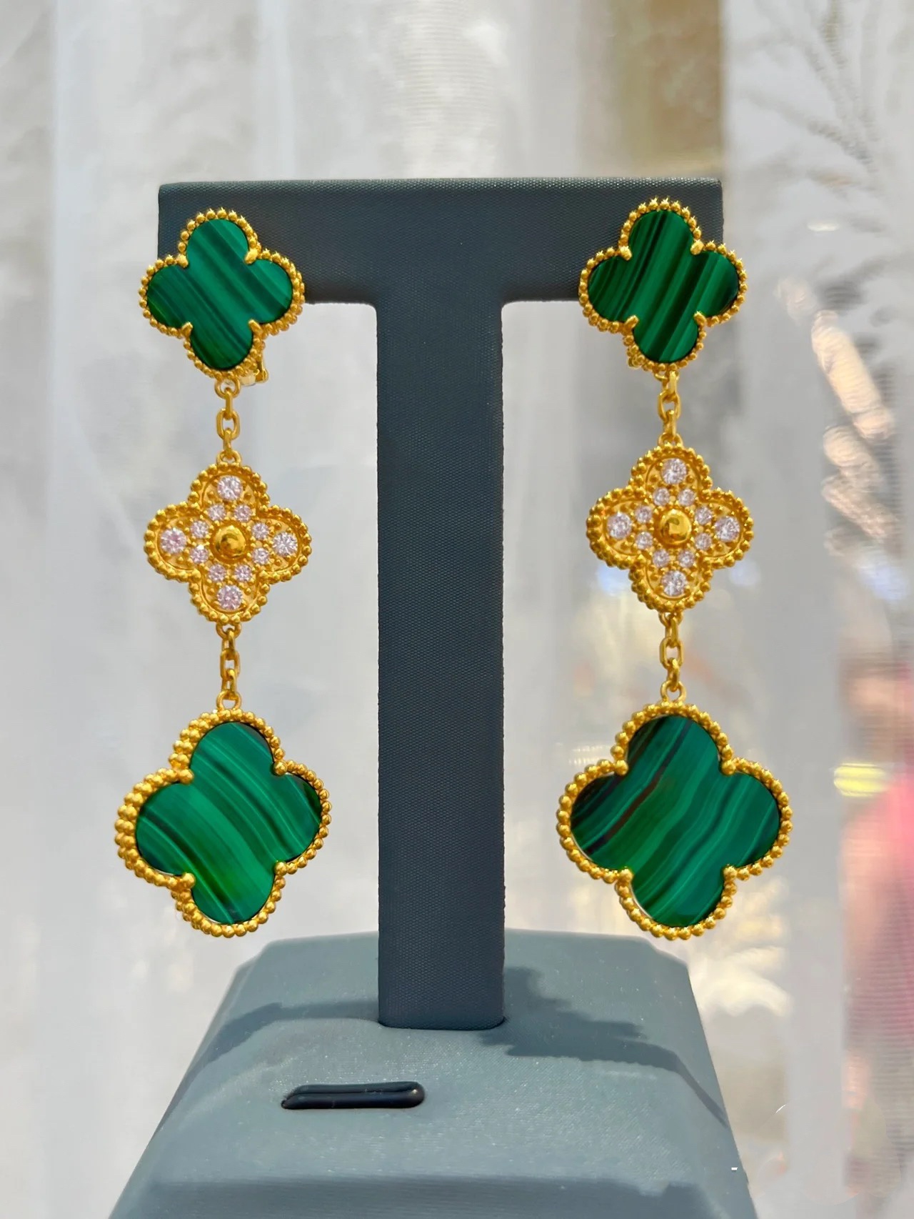 Vintage Alhambra earrings 18K yellow gold, Malachite- Van Cleef & Arpels