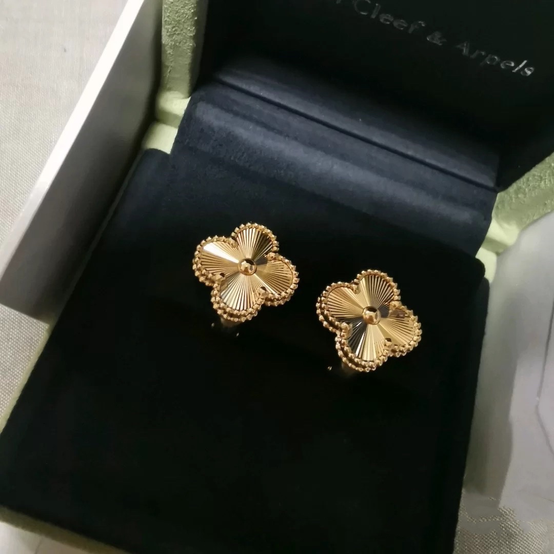 Van Cleef & Arpels Clover Stud Earrings, Vintage Alhambra earrings ...