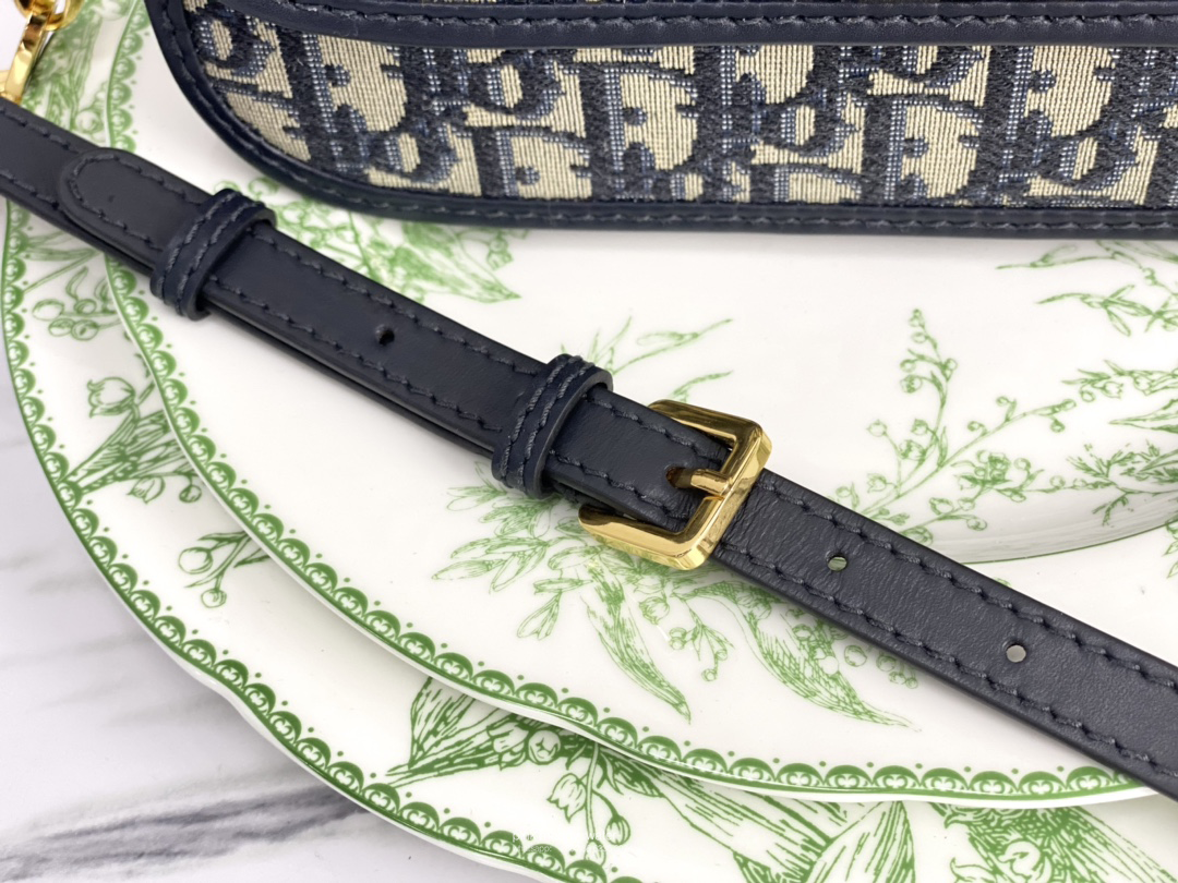 30 MONTAIGNE AVENUE BAG