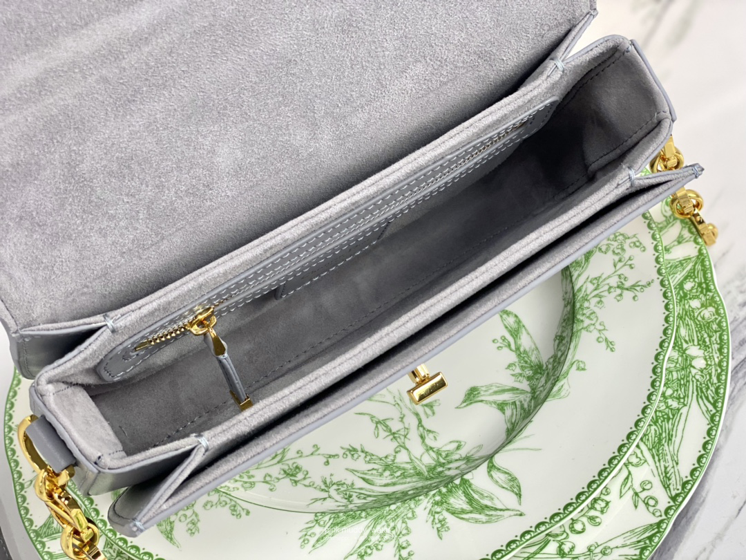 30 MONTAIGNE AVENUE BAG