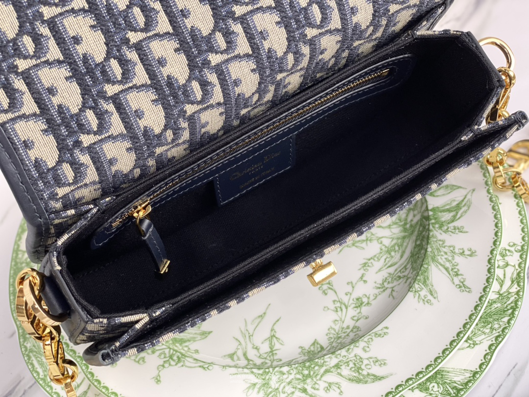 30 MONTAIGNE AVENUE BAG