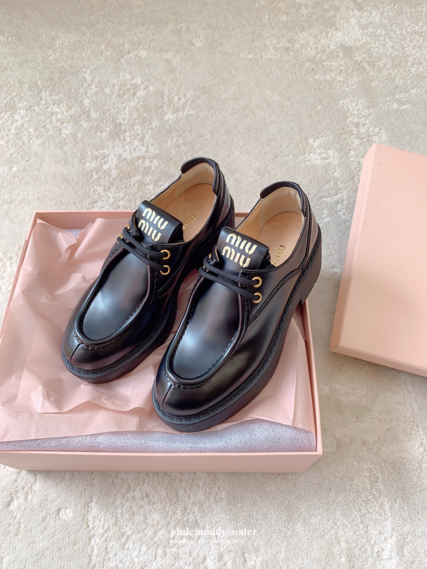 Leather lace-up shoes