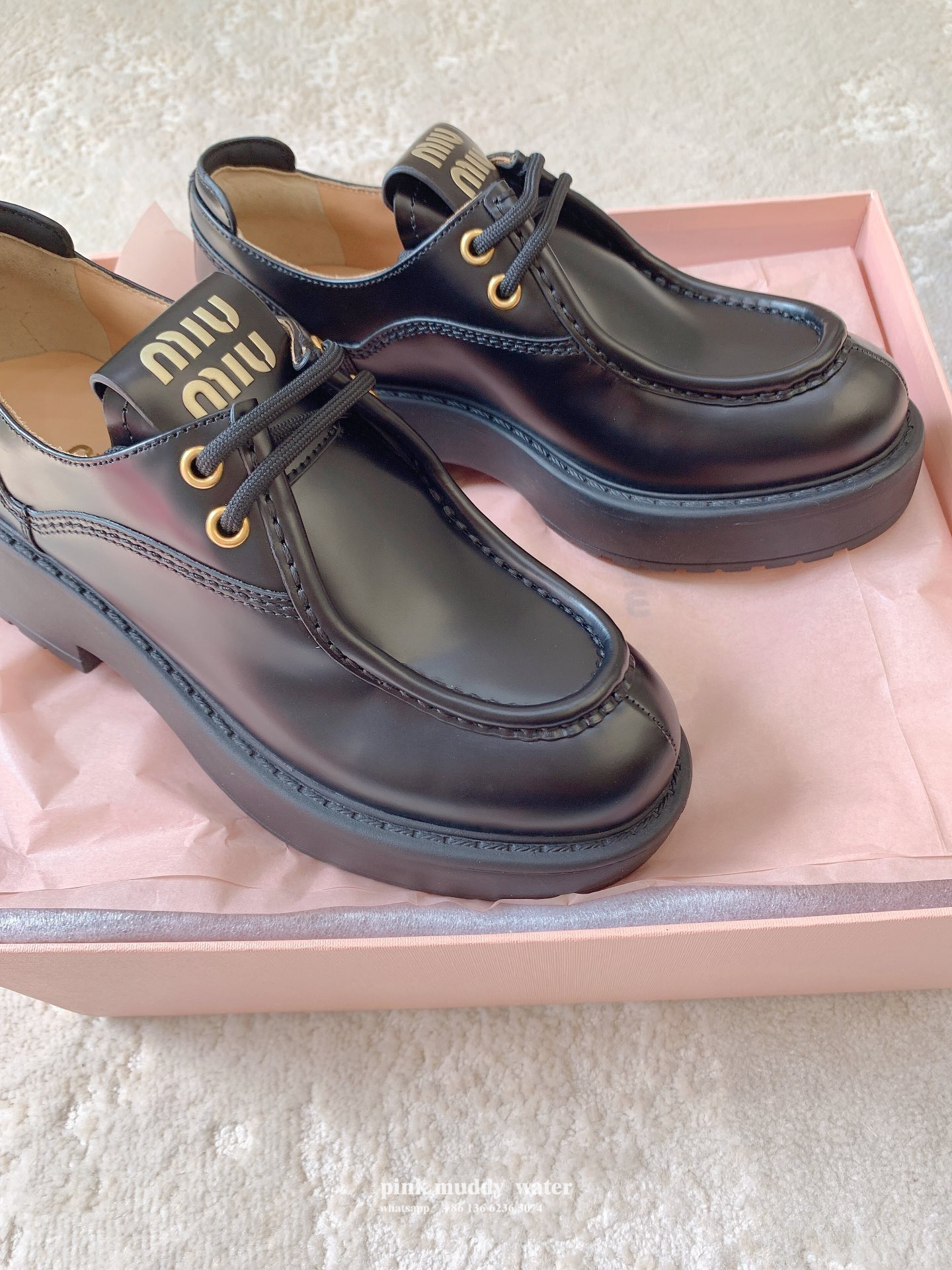 Leather lace-up shoes