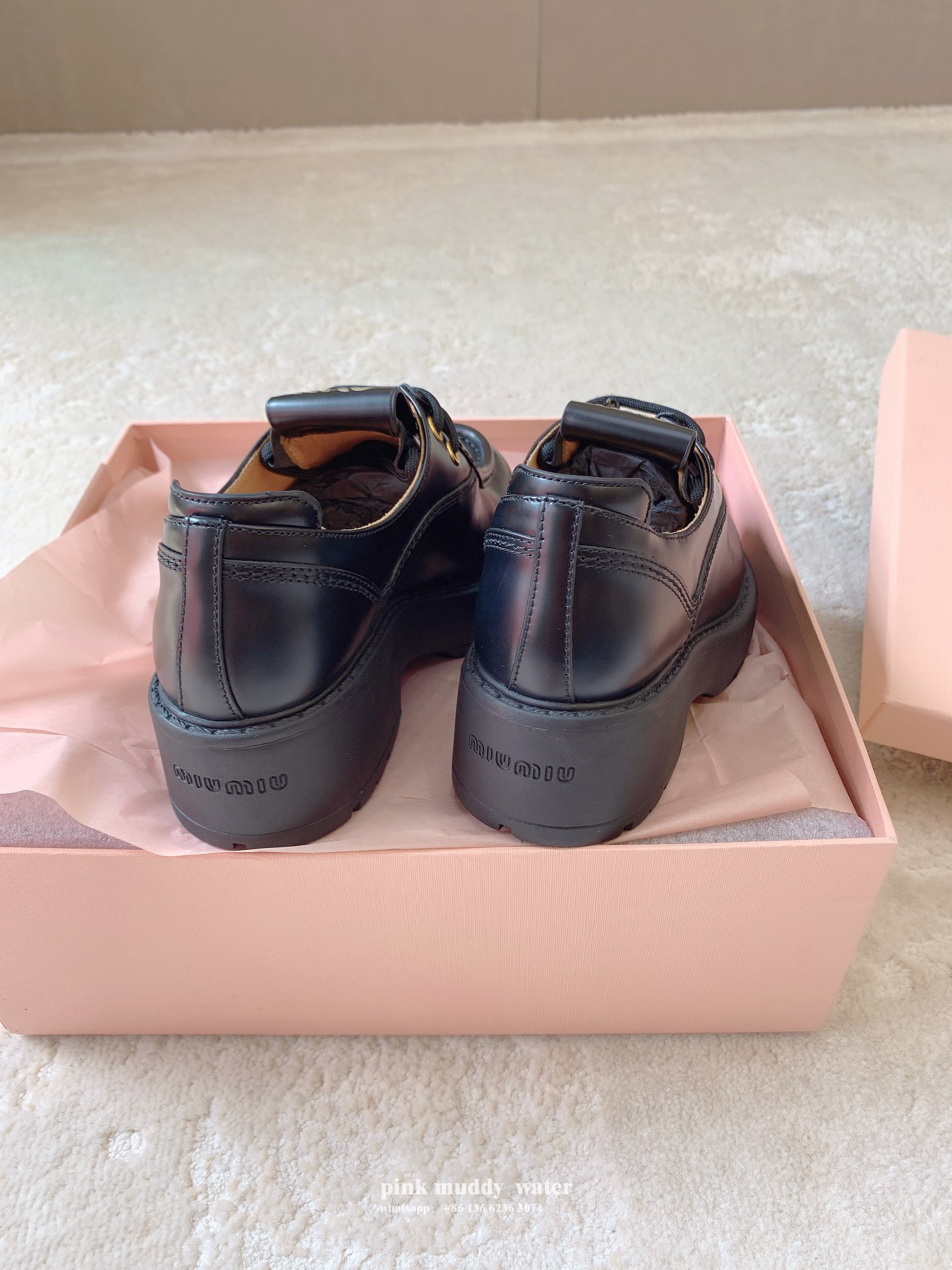 Leather lace-up shoes