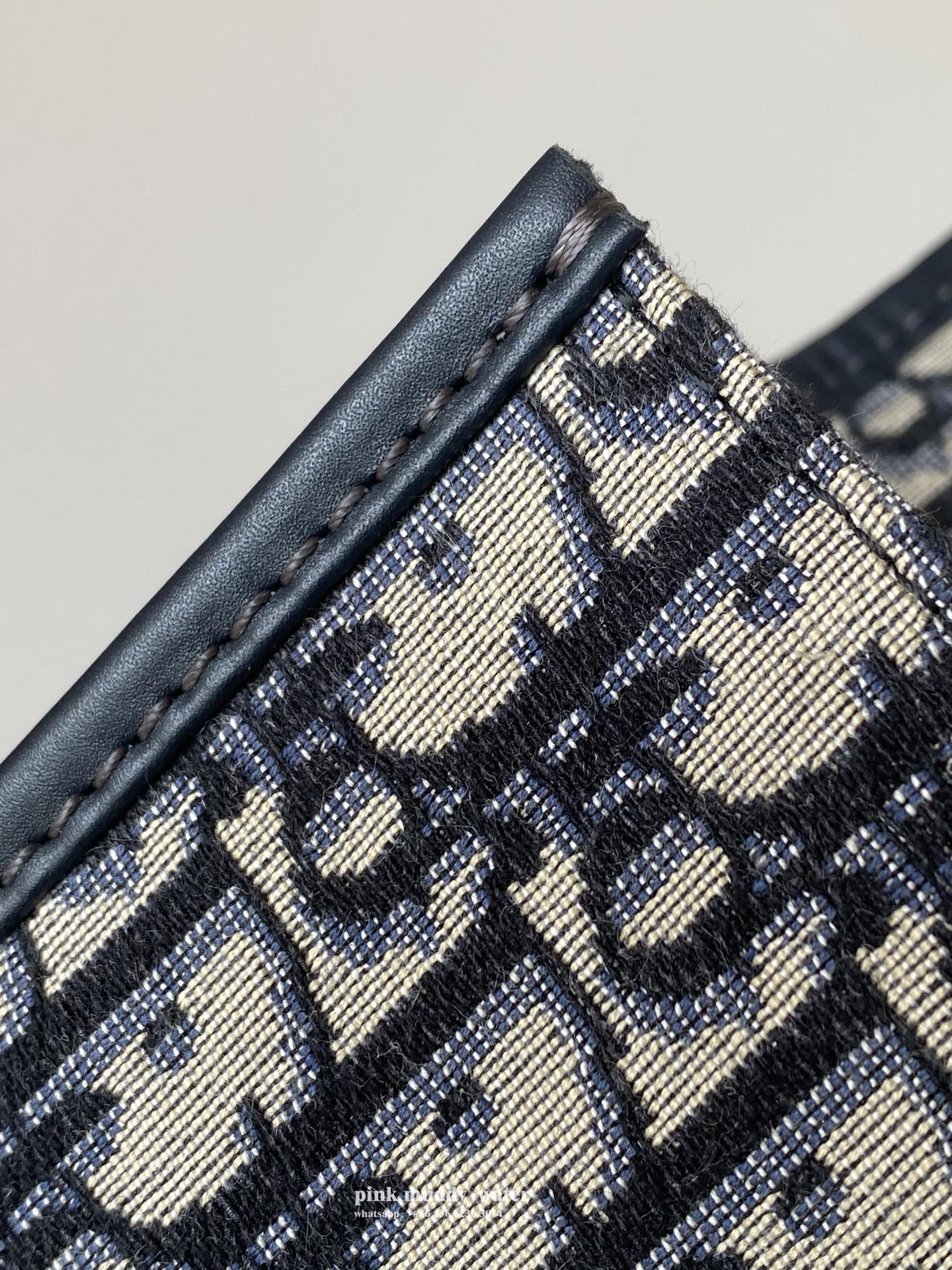 30 MONTAIGNE EAST-WEST BAG WITH CHAIN