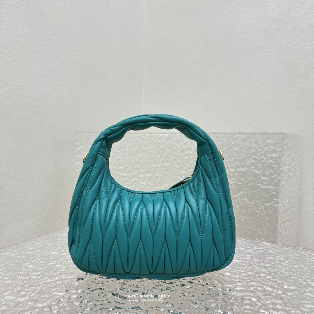 Wander Matelassé innovative monthly bag