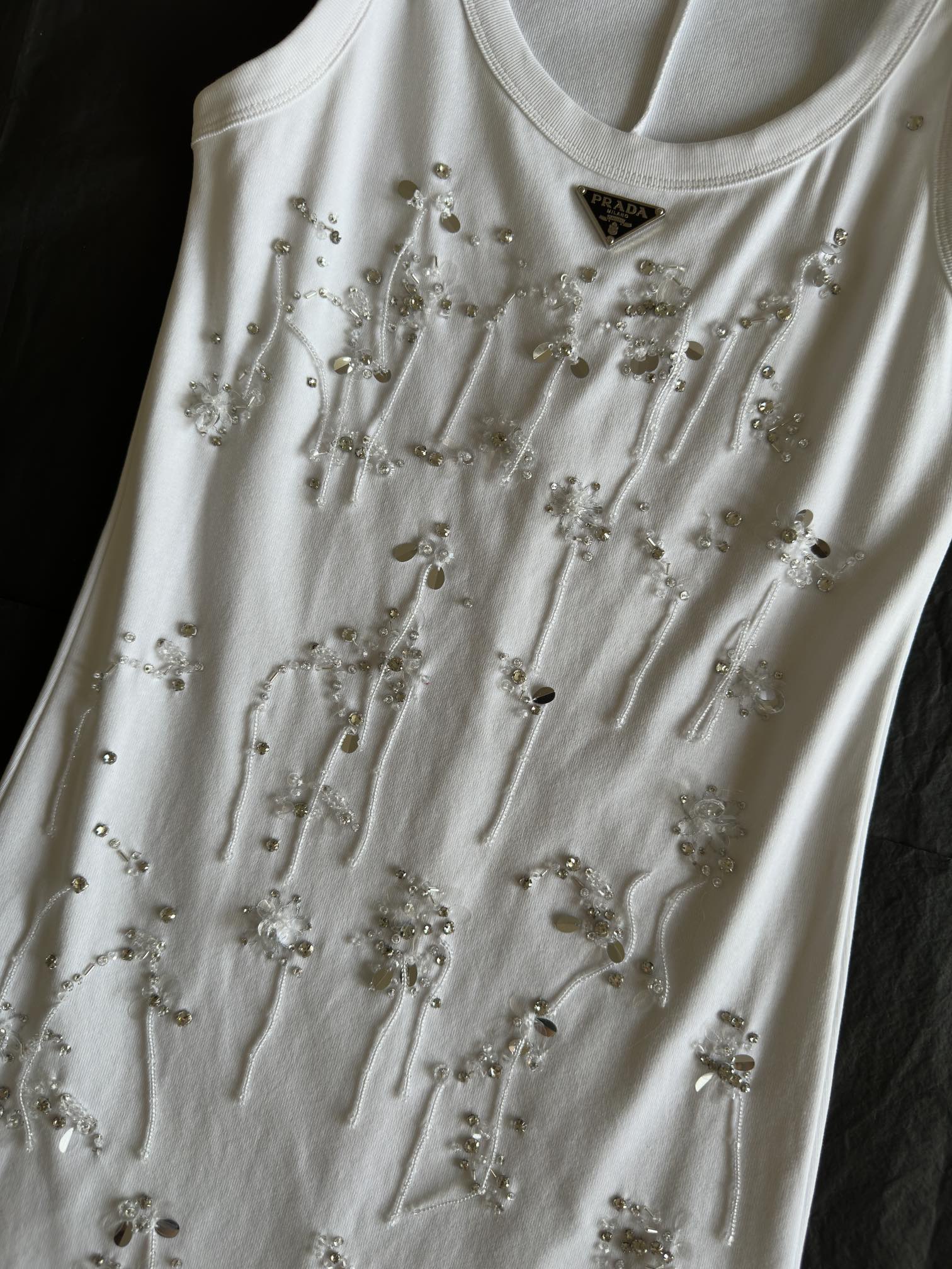 Ribbed knit jersey top with embroidery