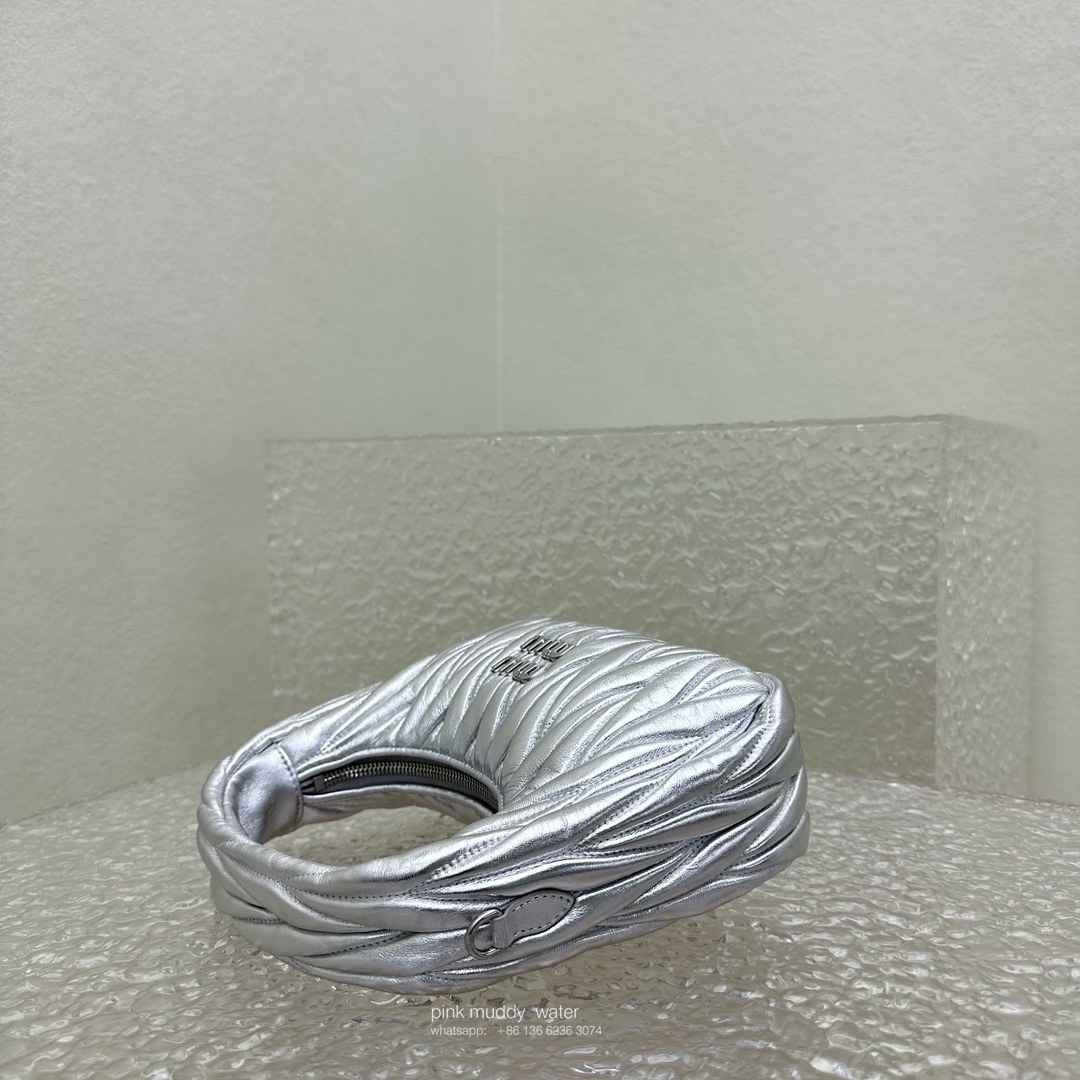 Wander Matelassé innovative monthly bag