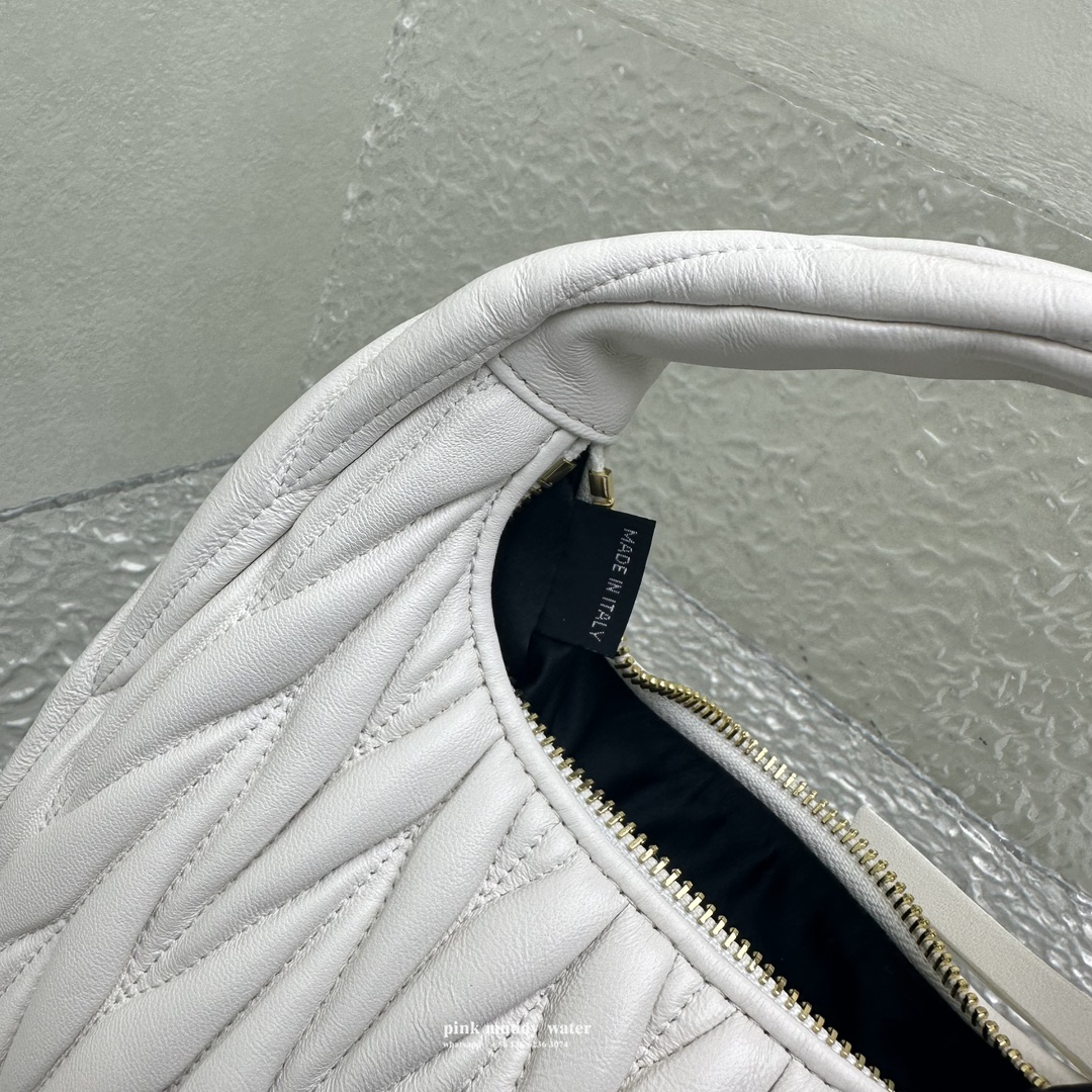 Wander Matelassé innovative monthly bag