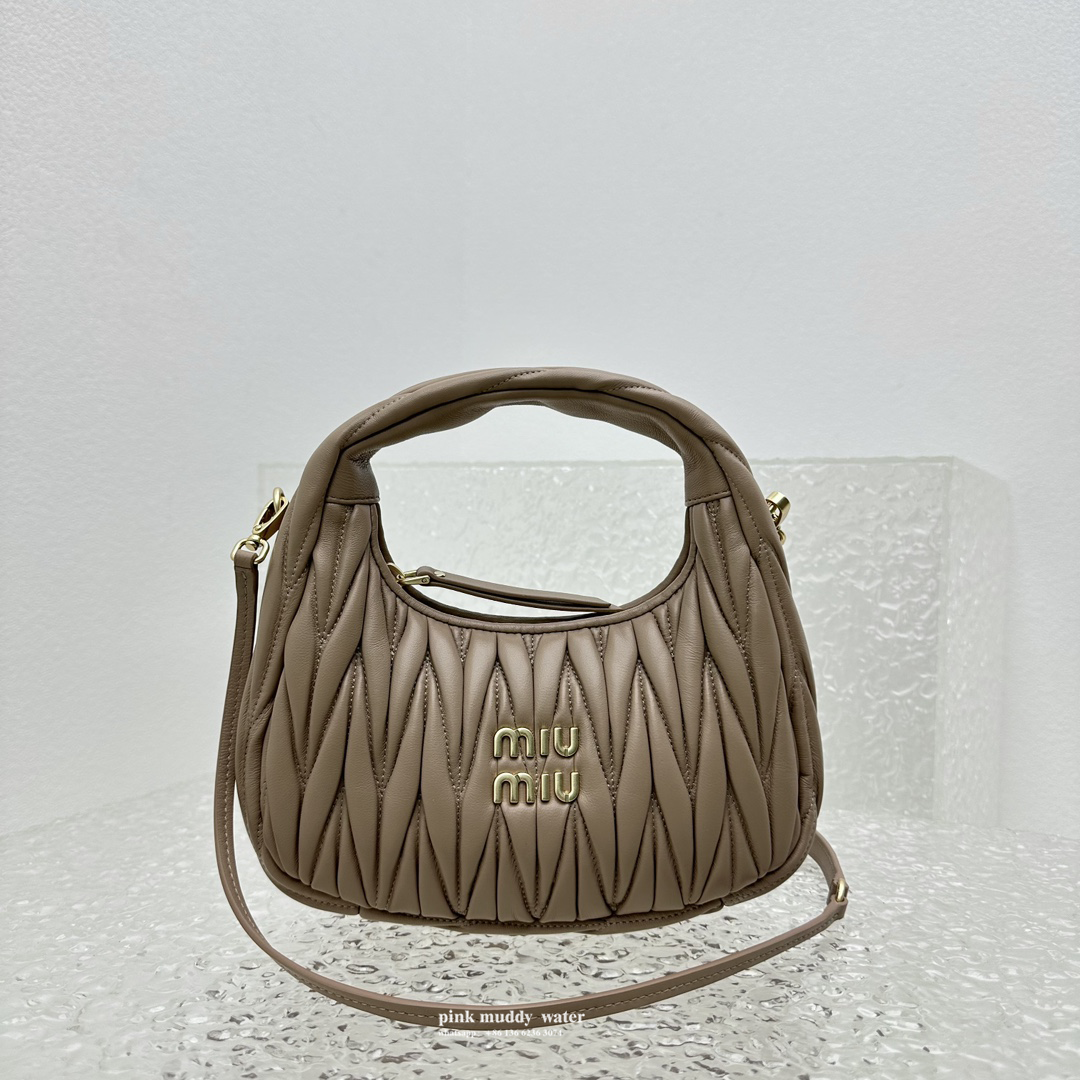 Wander Matelassé innovative monthly bag