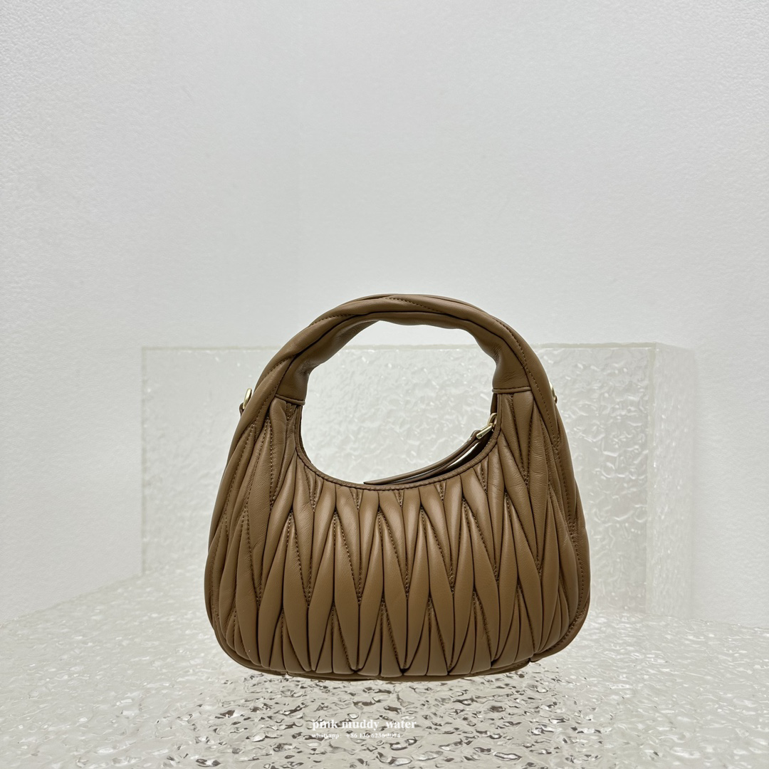 Wander Matelassé innovative monthly bag