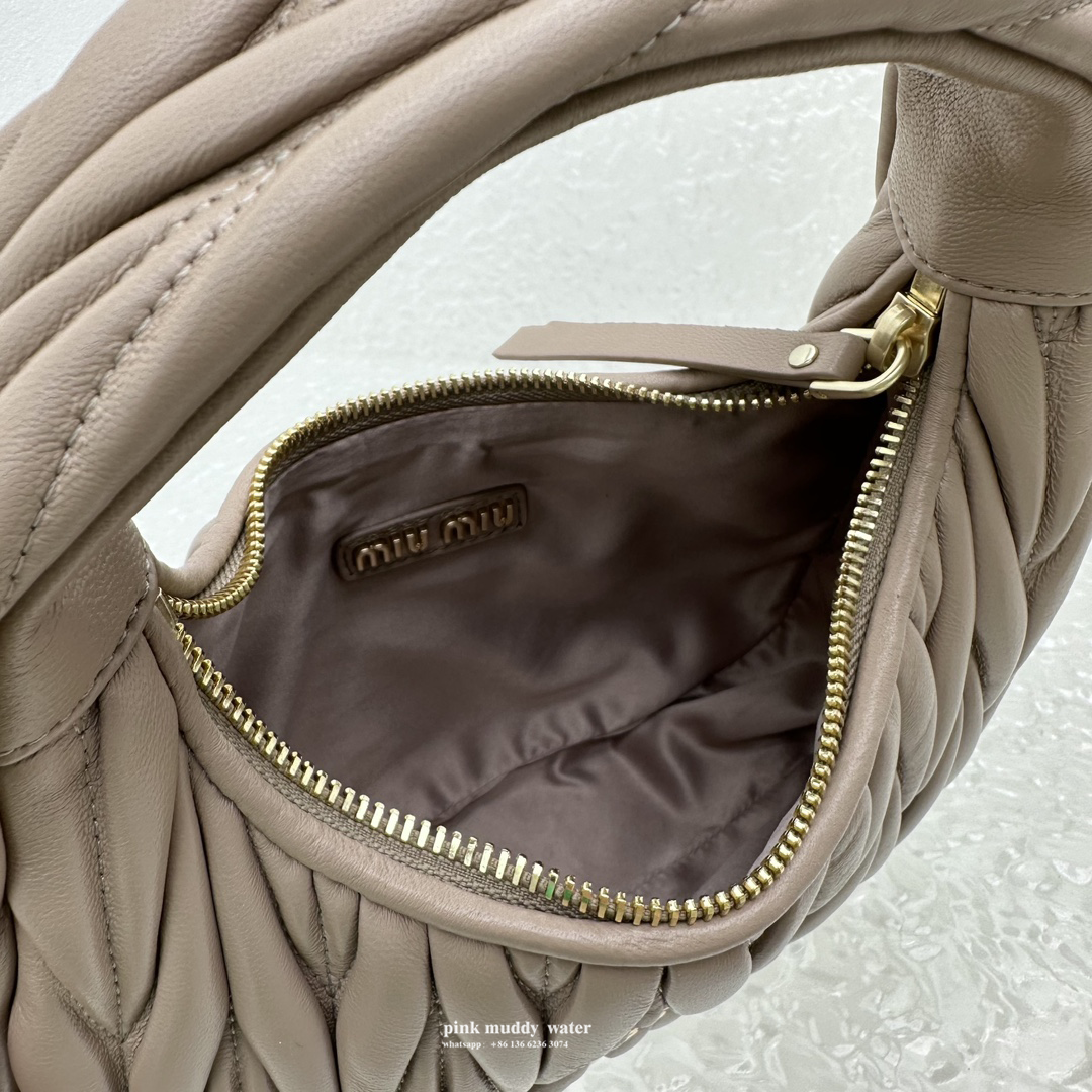 Wander Matelassé innovative monthly bag