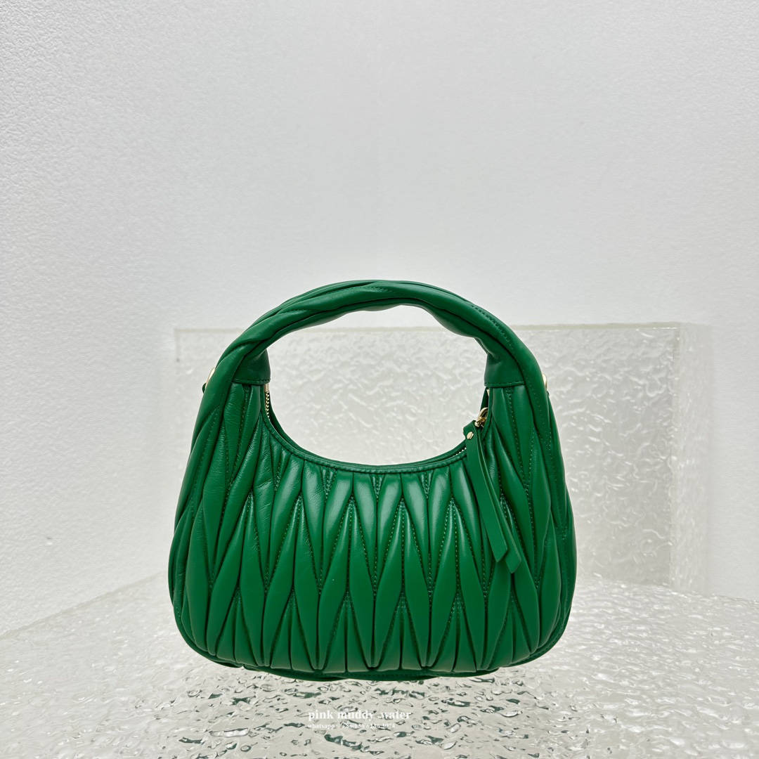 Wander Matelassé innovative monthly bag