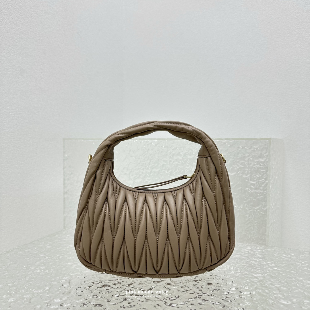 Wander Matelassé innovative monthly bag