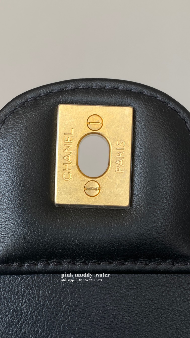 CHANEL 22K Messenger Bag