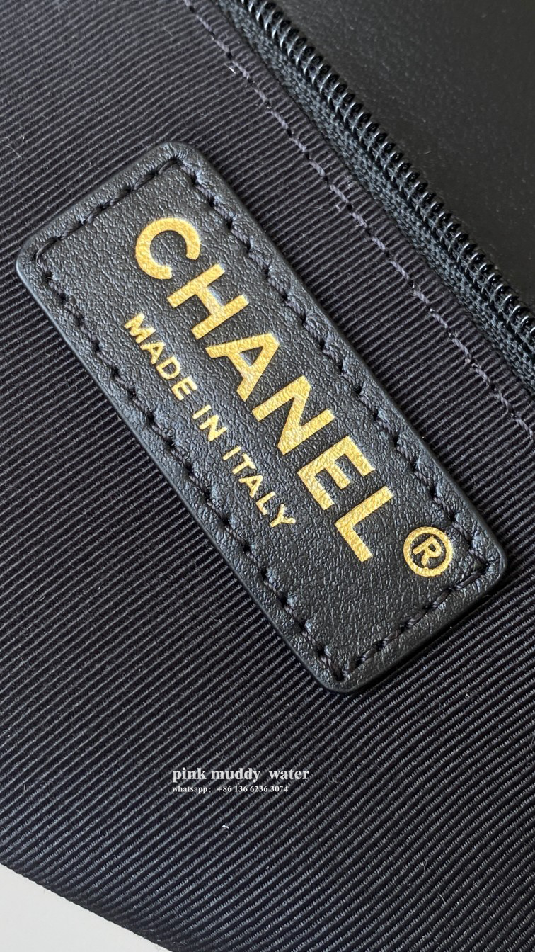 CHANEL 22K Messenger Bag