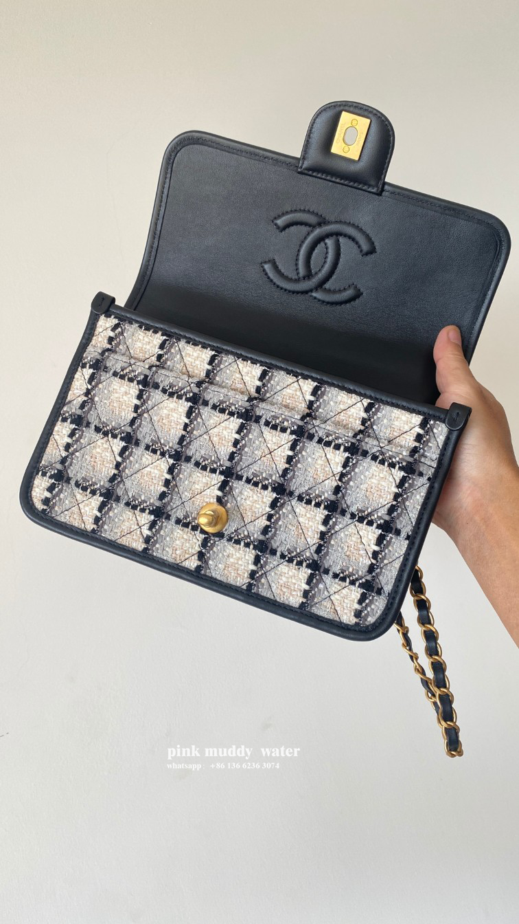 CHANEL 22K Messenger Bag