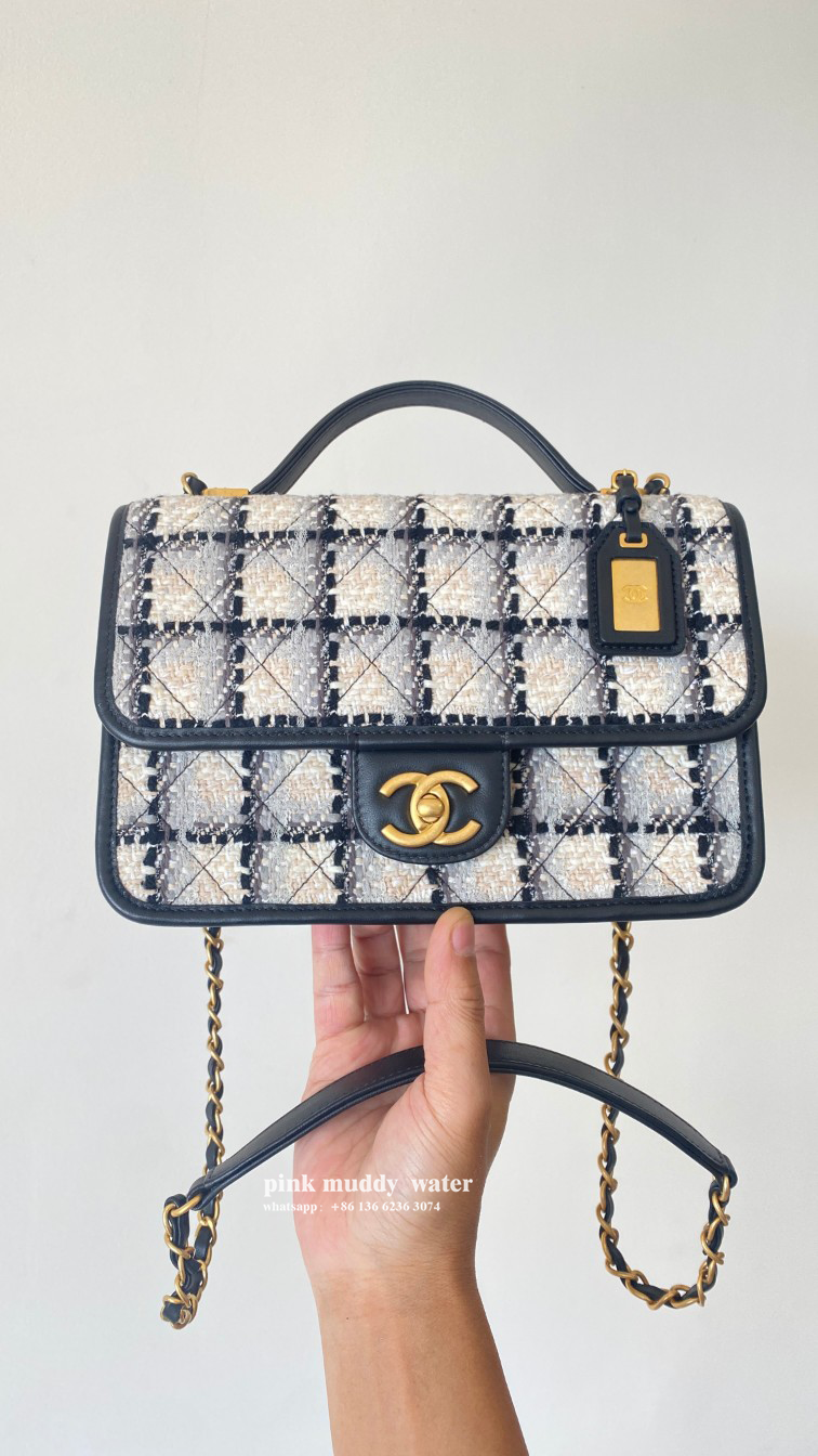 CHANEL 22K Messenger Bag