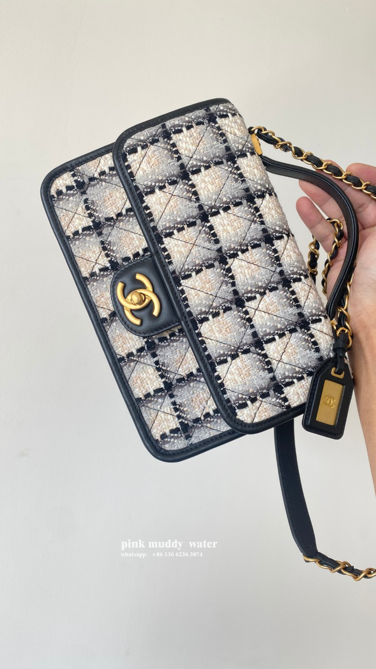 CHANEL 22K Messenger Bag