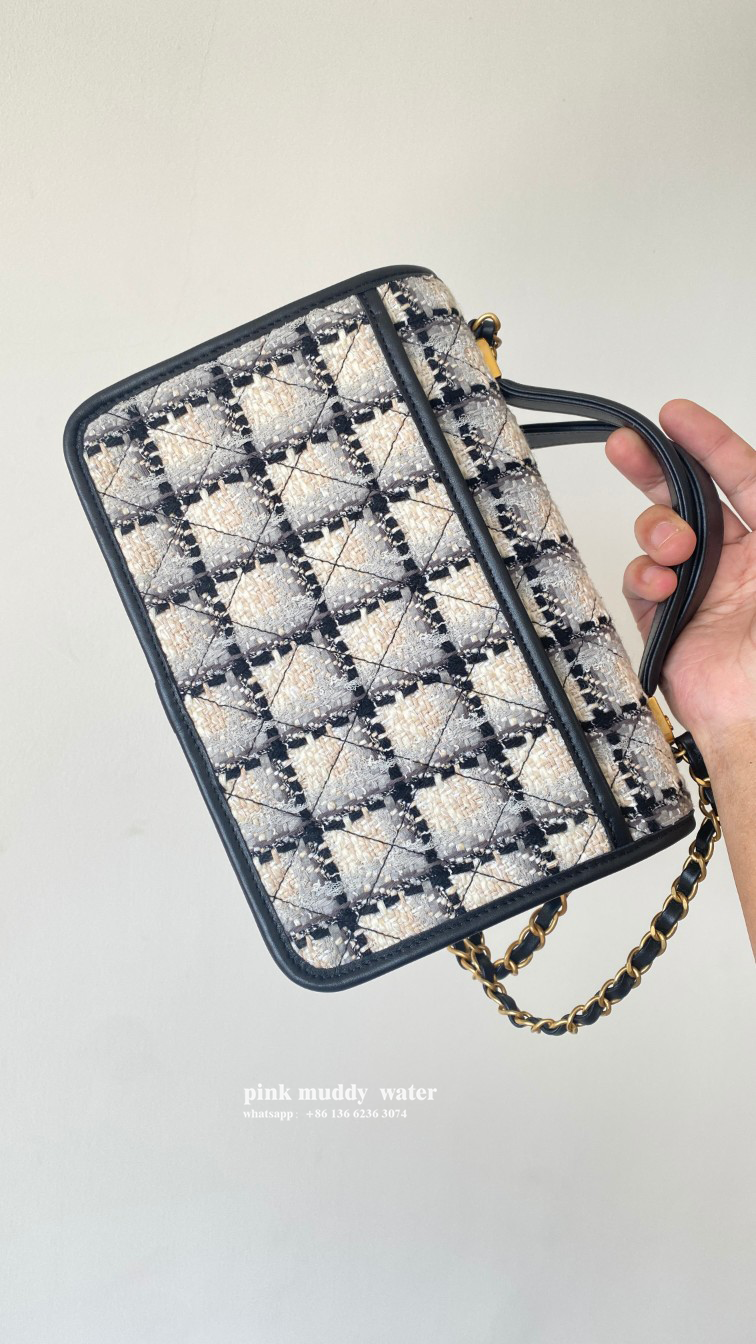 CHANEL 22K Messenger Bag