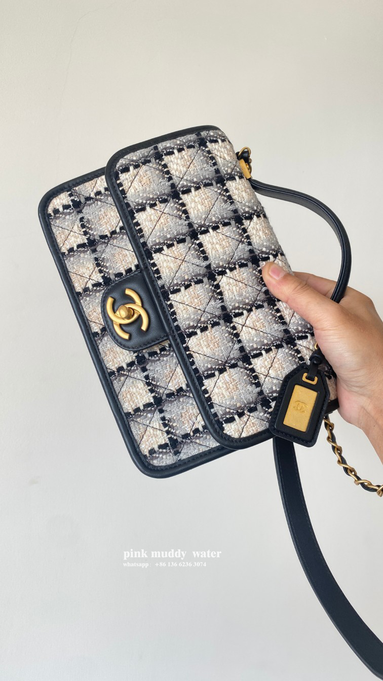 CHANEL 22K Messenger Bag