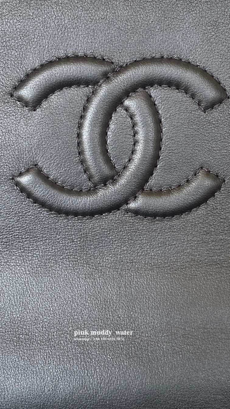CHANEL 22K Messenger Bag
